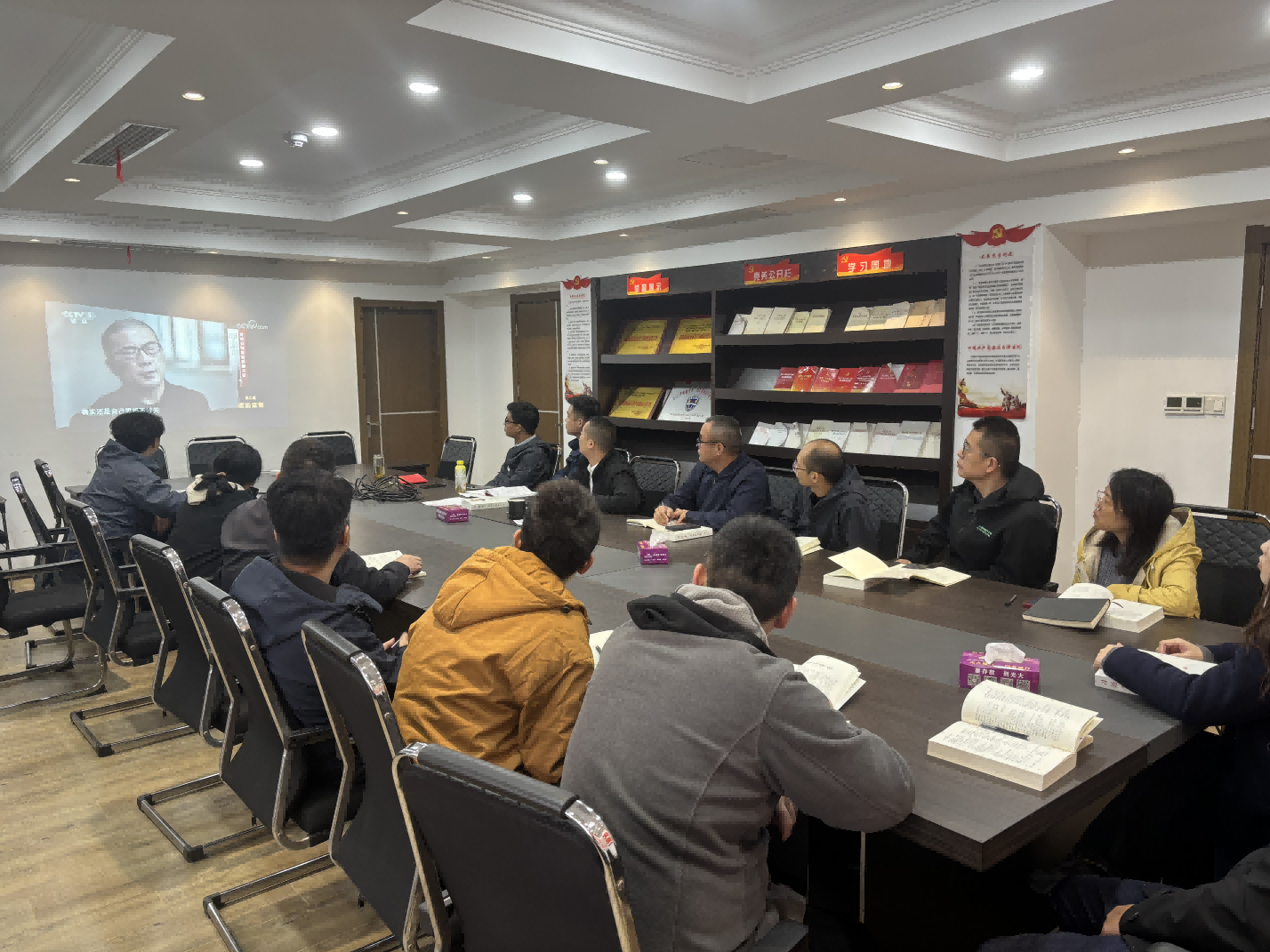 坚定理想信心，，，，筑牢头脑防线——建安公司党支部寓目警示教育片《永远吹冲锋号》