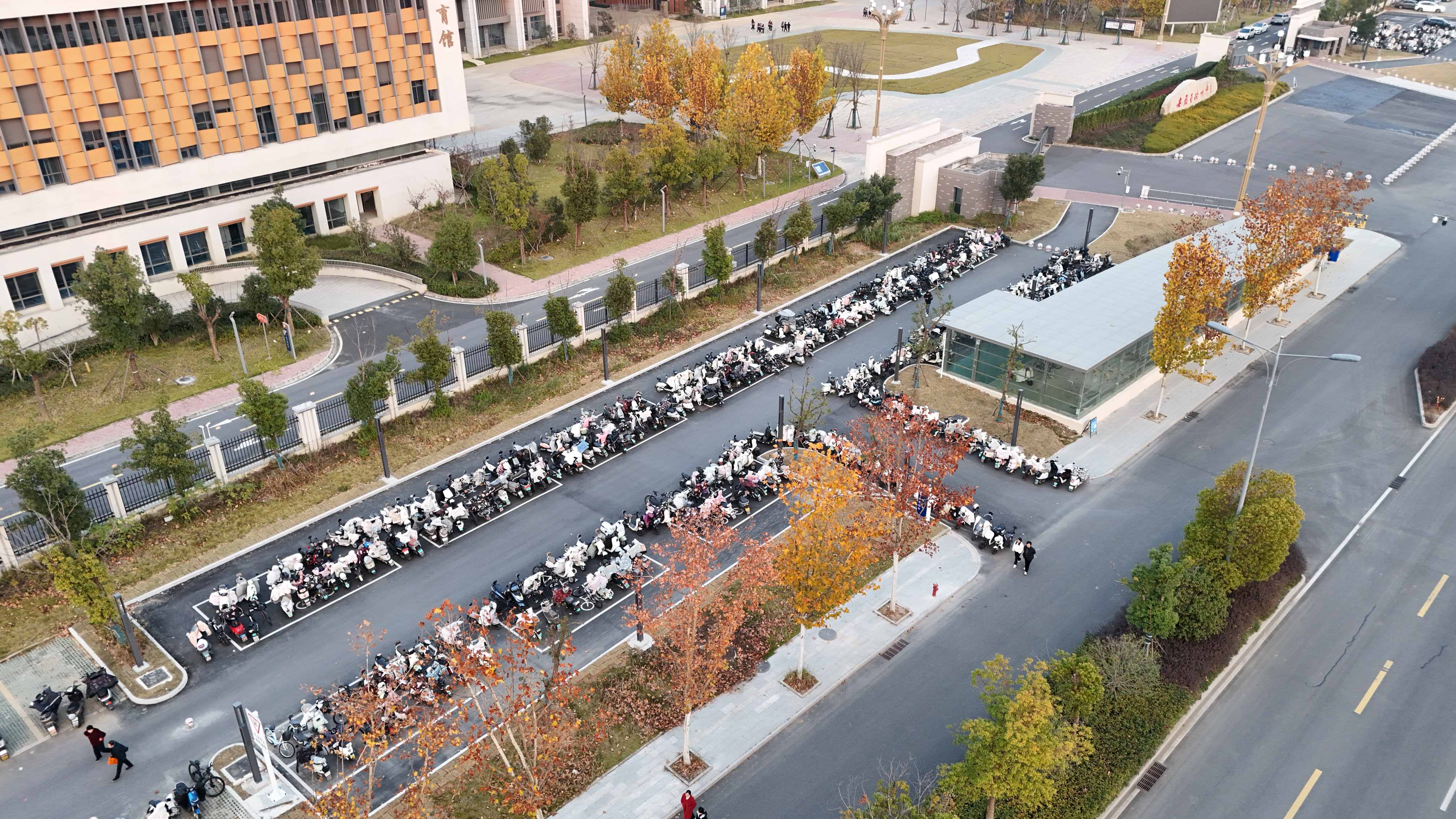 攻坚克难抢进度 精工筑安惠师生 滁州中学南门交通清静提升工程提前完工纪实